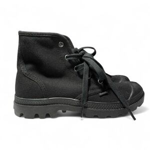 Palladium black canvas combat boots 🖤
Women’s size 6 (EU 37)